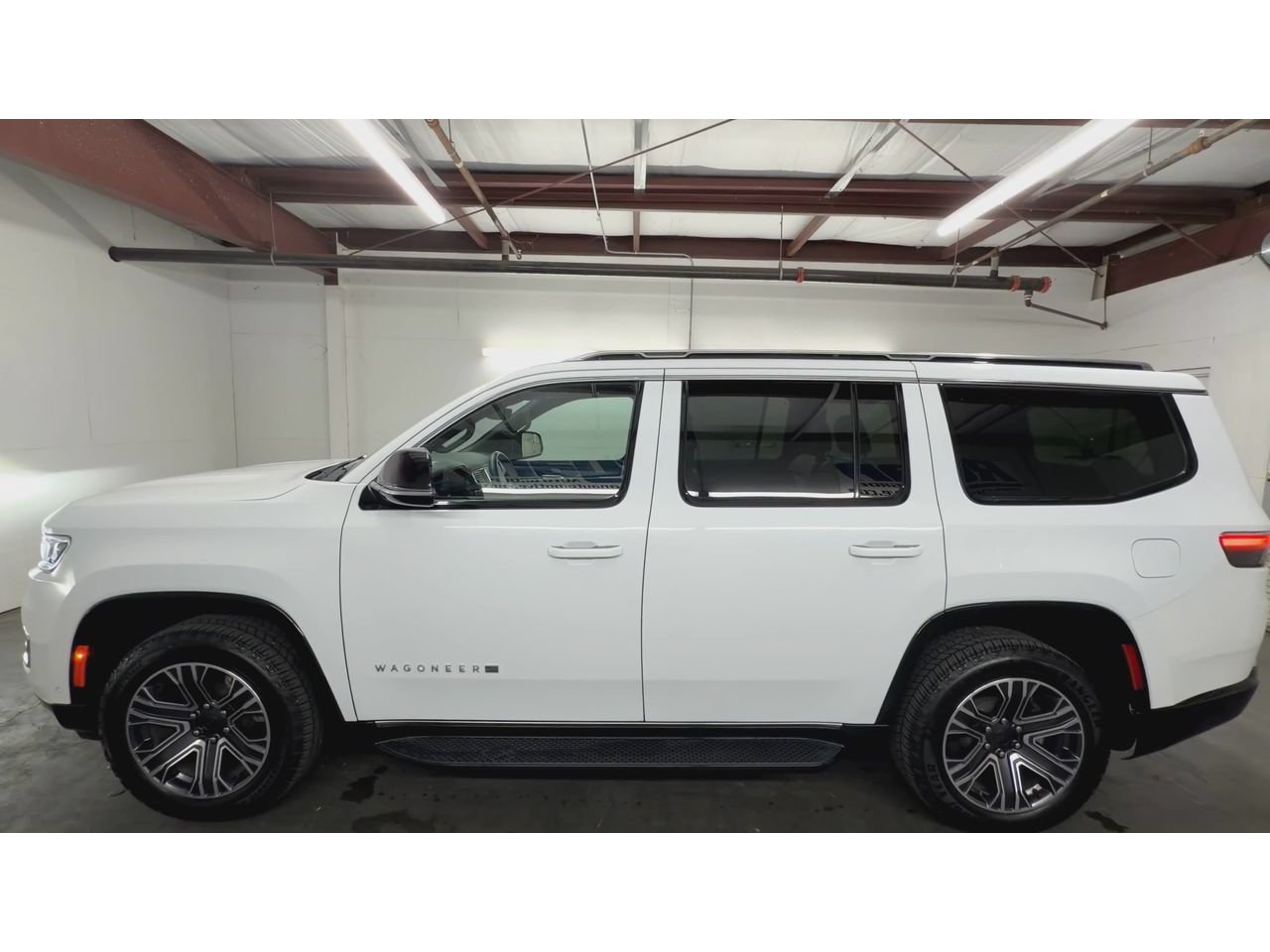 Used 2024 Jeep Wagoneer Series II w/ Flexible Seating Group RWD image 5