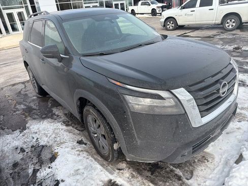 Used 2025 Nissan Pathfinder SV image 4