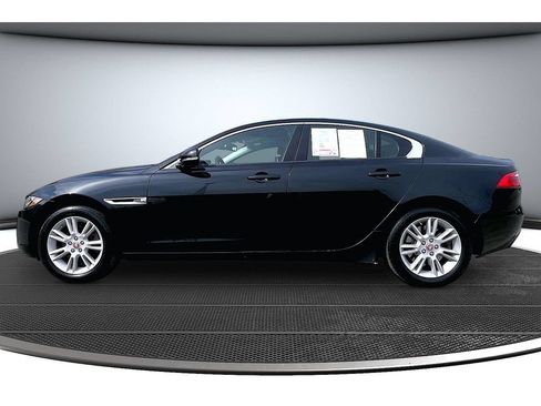 Used 2018 Jaguar XE Premium AWD/4WD image 17