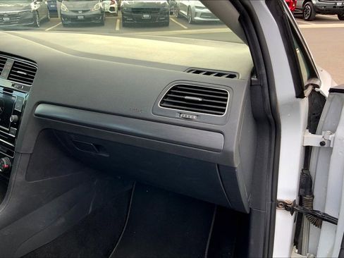 Used 2019 Volkswagen Golf SE image 15