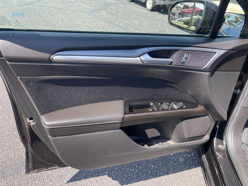 Used 2015 Ford Fusion SE FWD image 17