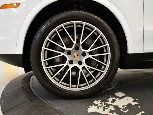 Used 2022 Porsche Cayenne Platinum Edition image 15