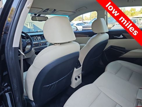 Used 2019 Kia Cadenza Premium image 16