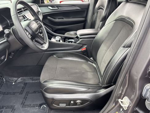 Used 2023 Jeep Grand Cherokee L Laredo AWD/4WD image 18