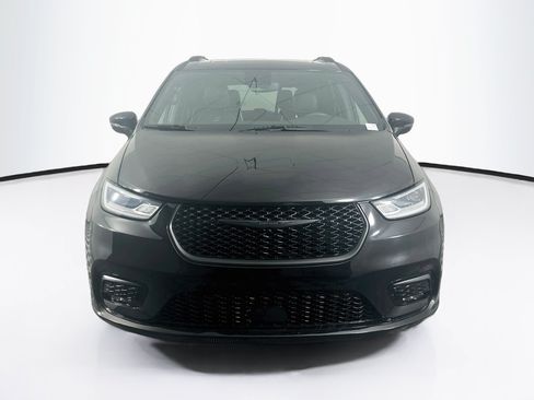 Used 2025 Chrysler Pacifica Limited FWD image 2