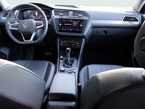 Used 2024 Volkswagen Tiguan SE image 16