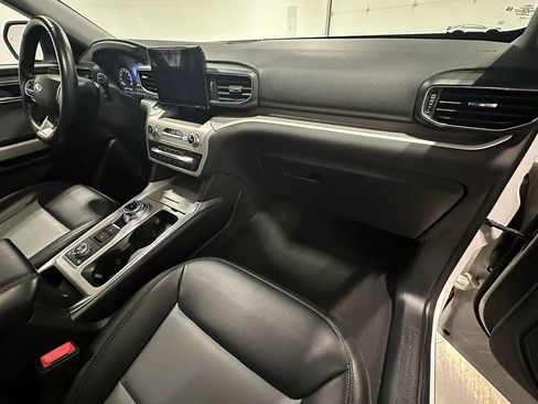 Used 2022 Ford Explorer XLT w/ Equipment Group 202A AWD/4WD image 30
