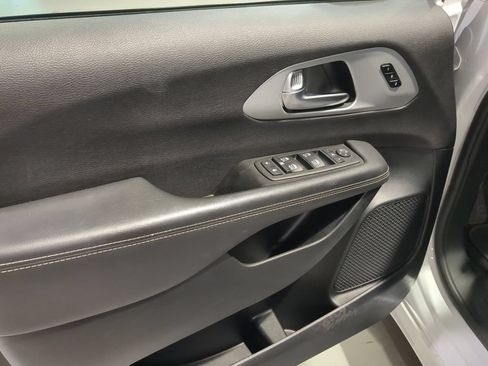 Used 2025 Chrysler Pacifica Limited FWD image 16