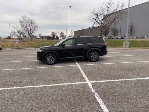 Used 2025 Nissan Pathfinder SV image 16