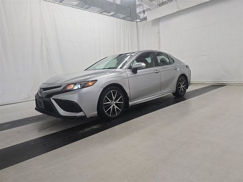 Used 2021 Toyota Camry SE w/ Cold Weather Package FWD image 1