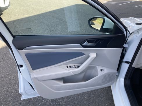 Certified 2025 Volkswagen Jetta SE image 15