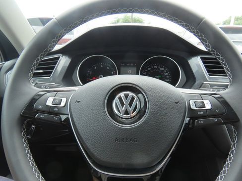 Used 2021 Volkswagen Tiguan SE w/ Panoramic Sunroof Package FWD image 26