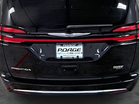 Used 2024 Chrysler Pacifica Touring-L image 11