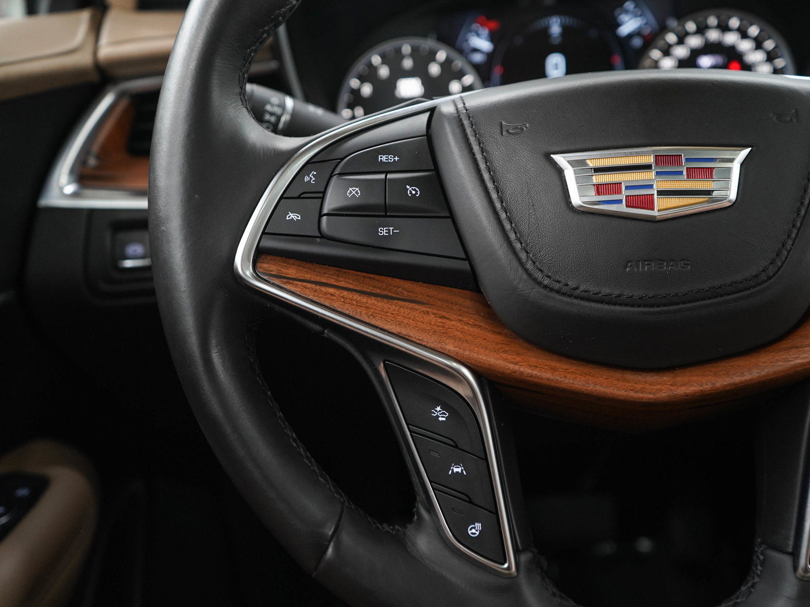 Used 2018 Cadillac XT5 Platinum AWD/4WD image 25