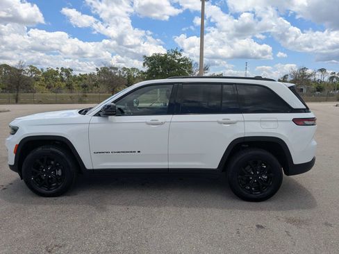 Used 2025 Jeep Grand Cherokee Altitude AWD/4WD image 8