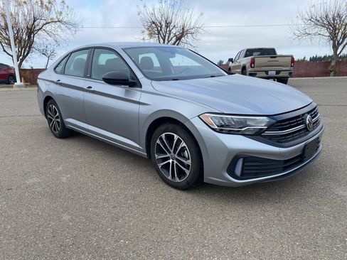 Used 2024 Volkswagen Jetta Sport image 3