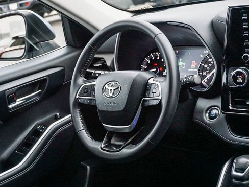 Used 2022 Toyota Highlander XLE image 17
