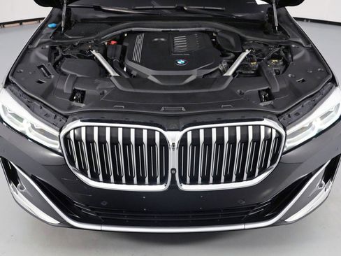 Used 2020 BMW 740i w/ Premium Package image 7