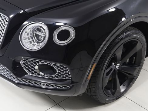 Used 2018 Bentley Bentayga image 75