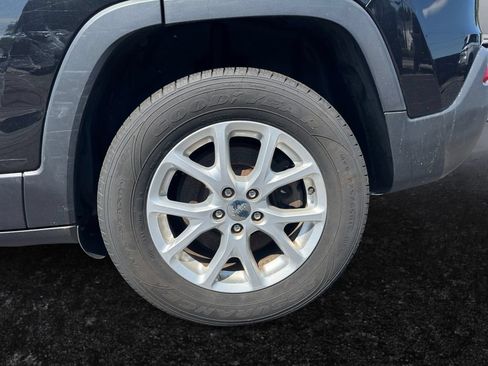 Used 2016 Jeep Cherokee Latitude w/ Cold Weather Group AWD/4WD image 22