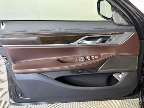 Used 2020 BMW 750i xDrive w/ Cold Weather Package image 10