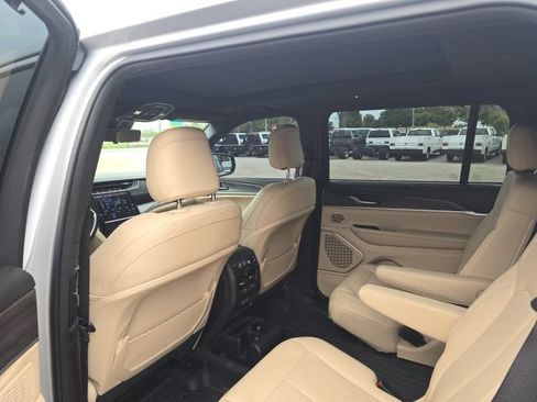 Used 2023 Jeep Grand Cherokee L Limited w/ Luxury Tech Group II RWD image 8