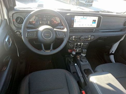 Used 2024 Jeep Gladiator Rubicon AWD/4WD image 11