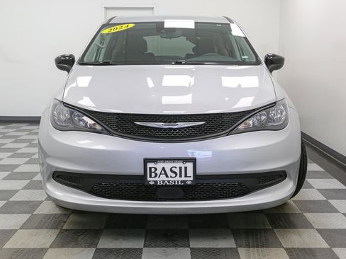 Used 2024 Chrysler Voyager LX image 3