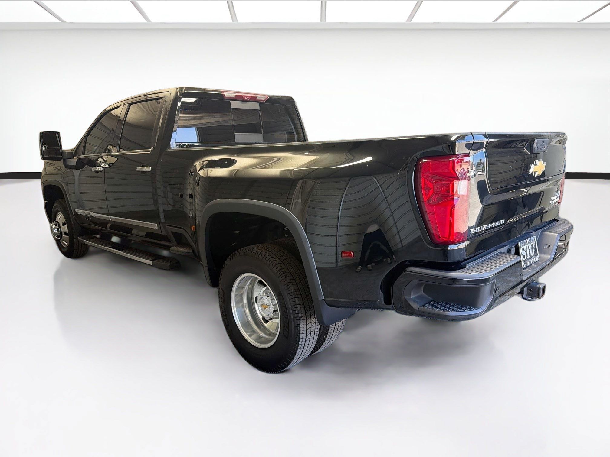 Used 2024 Chevrolet Silverado 3500 High Country w/ High Country Premium Package AWD/4WD image 6