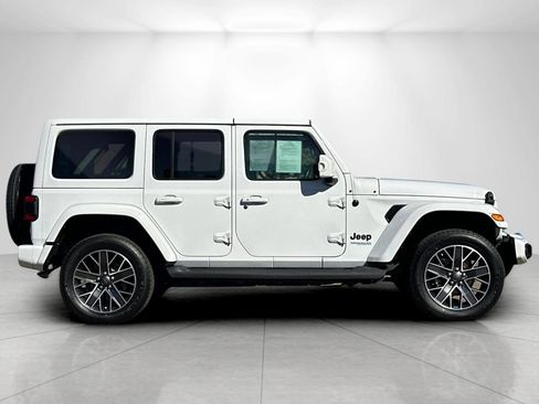 Used 2022 Jeep Wrangler Unlimited Sahara image 2