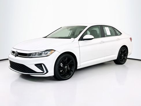 Used 2025 Volkswagen Jetta SE image 3