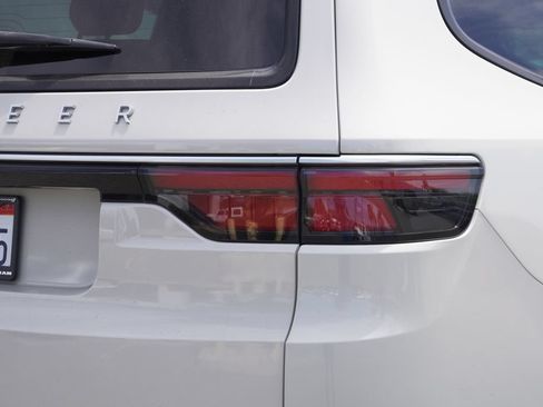 Used 2022 Jeep Wagoneer Series II RWD image 12