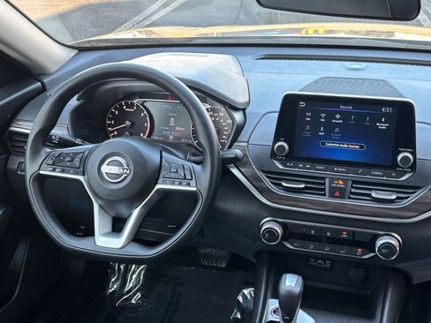 Used 2025 Nissan Altima 2.5 SV FWD image 35