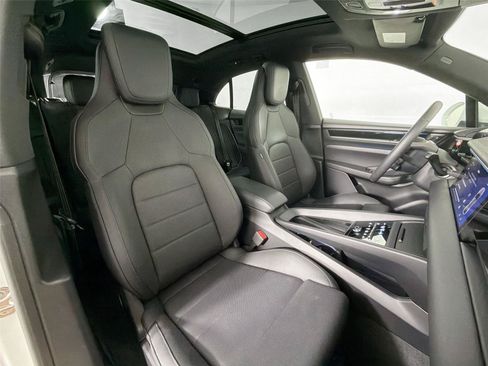 Certified 2025 Porsche Macan 4 Electric RWD image 26