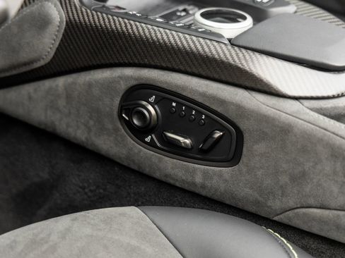 Used 2023 Aston Martin V8 Vantage Roadster RWD image 31