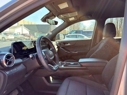 Used 2025 Chevrolet Equinox LT w/ Safety and Technology Package image 11