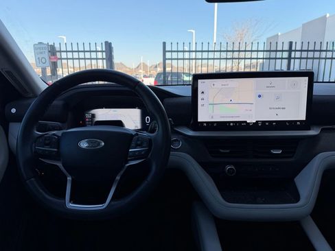 Used 2025 Ford Explorer Platinum w/ LUX Leather Package image 6