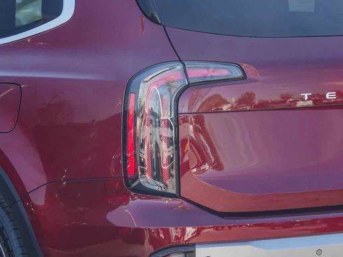 Used 2023 Kia Telluride EX w/ EX Captain's Chair Package image 7