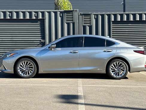 Used 2019 Lexus ES 300h w/ Luxury Package image 2