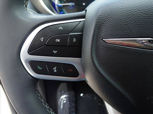 Used 2023 Chrysler Pacifica Touring-L FWD image 15
