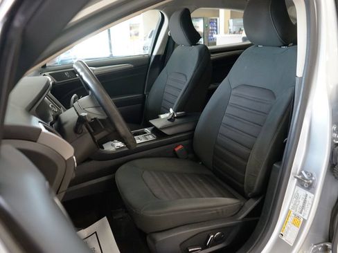 Used 2018 Ford Fusion SE w/ Fusion SE Technology Package FWD image 2