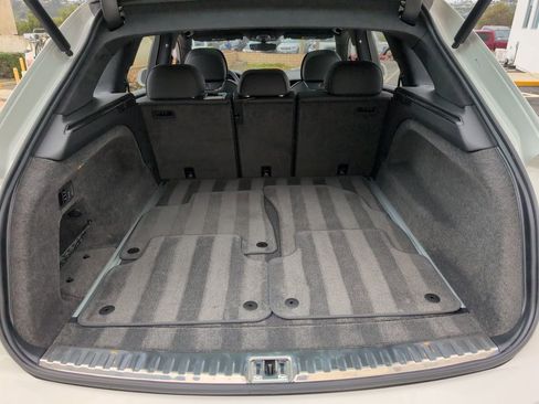 Used 2024 Bentley Bentayga image 26