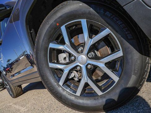 Used 2023 Jeep Grand Cherokee Limited w/ Black Appearance Package image 2