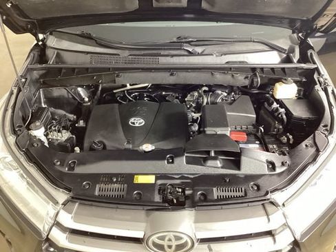 Used 2018 Toyota Highlander XLE AWD/4WD image 30