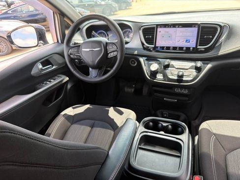 Used 2024 Chrysler Pacifica Touring FWD image 18