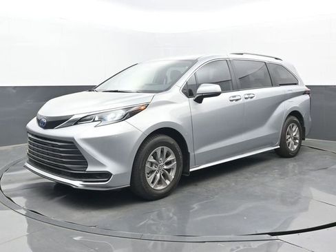 Used 2025 Toyota Sienna LE image 8