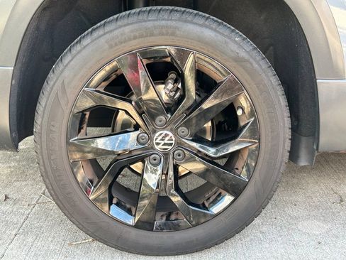 Used 2024 Volkswagen Taos SE w/ Panoramic Sunroof Package FWD image 39