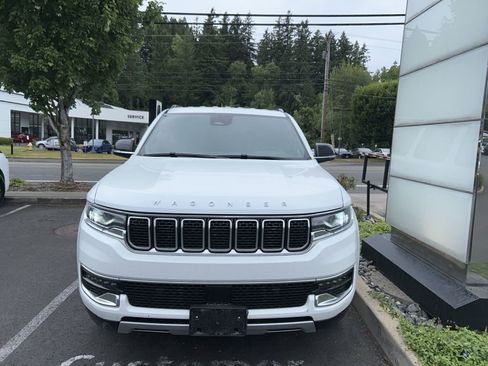 Used 2024 Jeep Wagoneer L Series II w/ Flexible Seating Group AWD/4WD image 2