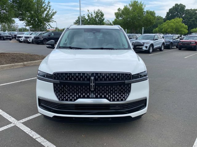 New 2026 Lincoln Navigator Reserve AWD/4WD image 2