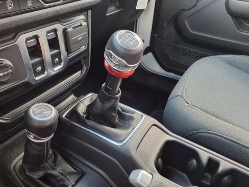 Used 2025 Jeep Wrangler Sport AWD/4WD image 19